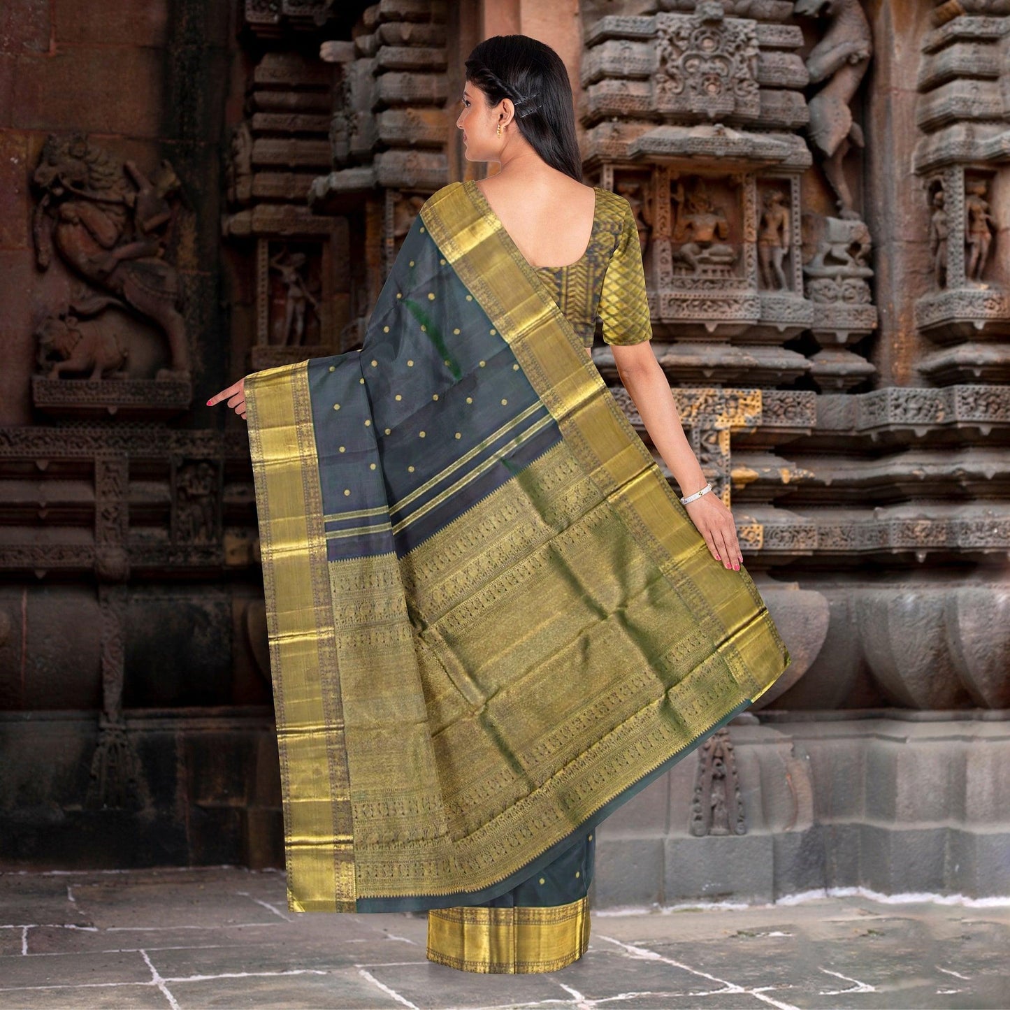 Mayilkazhuthu Green Kanchipuram Silk Saree With Medium Border Handwoven Pure Silk For Wedding Wear PV NYC 1094 - Silk Sari - Panjavarnam PV NYC 1094