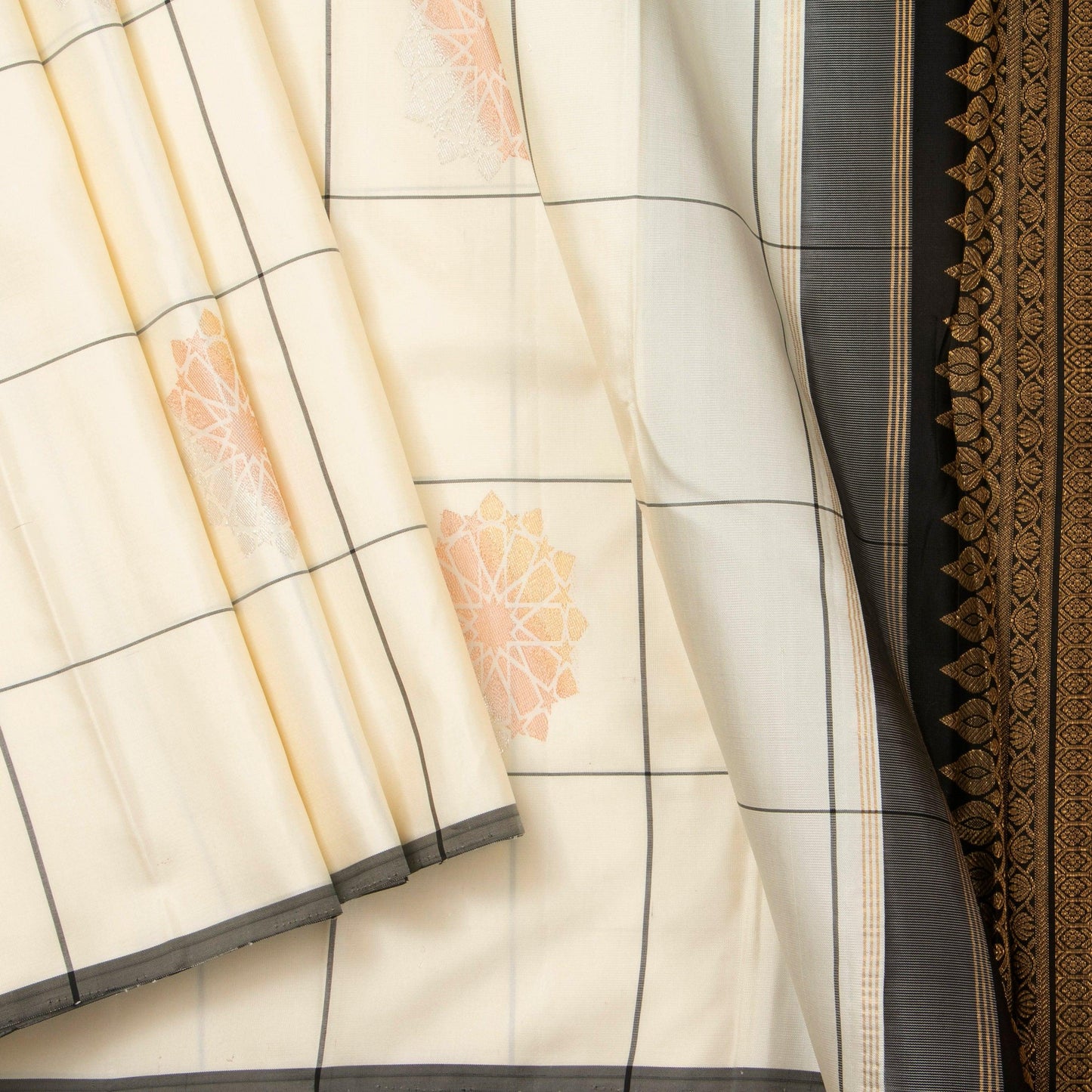 Off White And Black Kanchipuram Silk Saree Borderless Handwoven Pure Silk For Festive Wear PV NYC 1277 - Silk Sari - Panjavarnam PV NYC 1277
