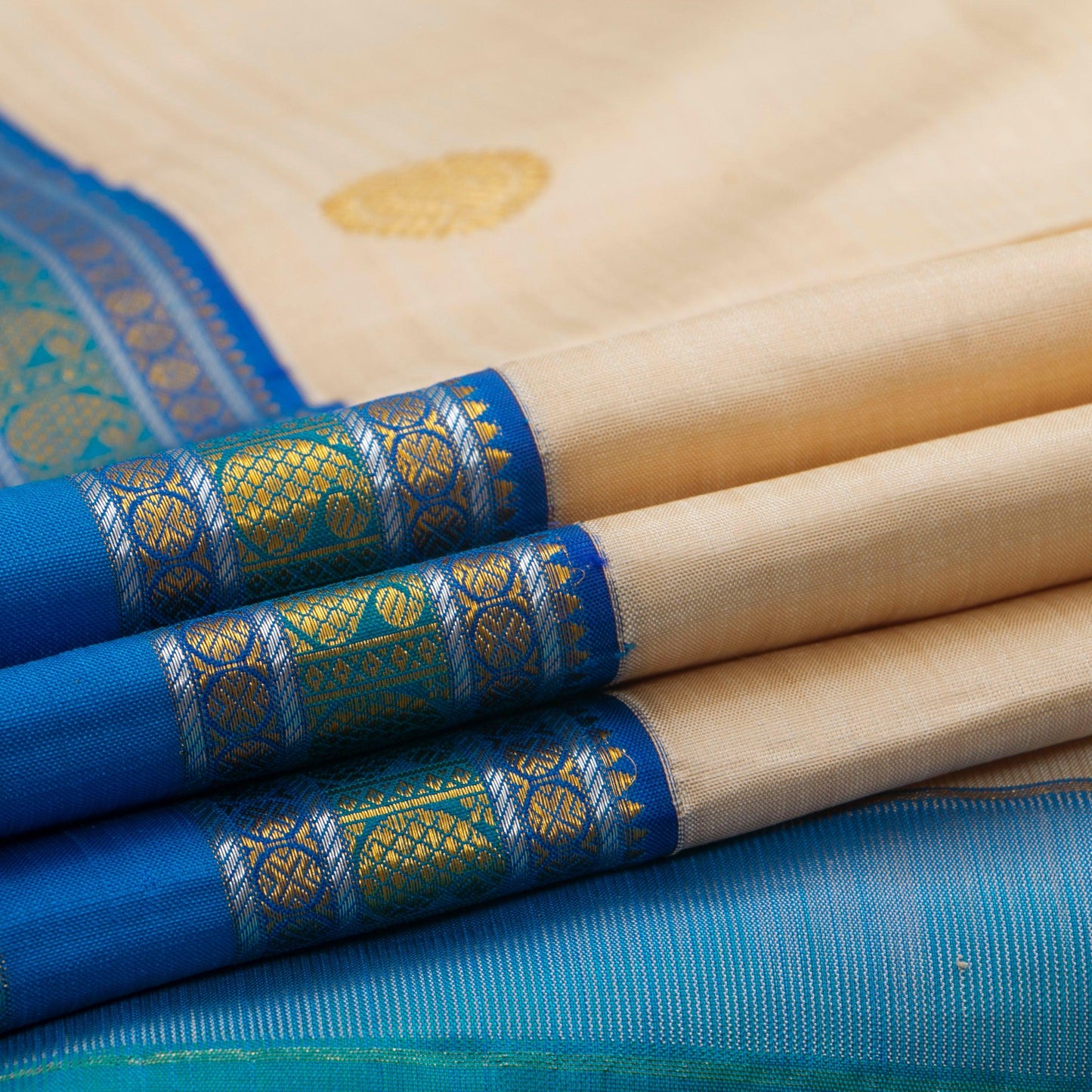Off White And Blue Kanchipuram Silk Saree With Medium Border Handwoven Pure Silk For Festive Wear PV J 3762 - Silk Sari - Panjavarnam PV J 3762