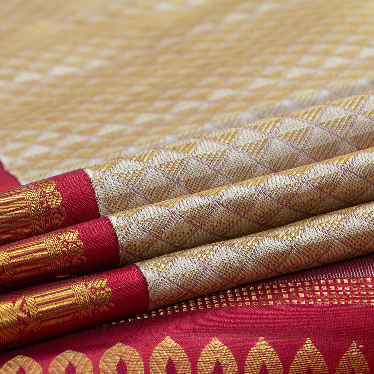 Off White And Red Kanchipuram Silk Saree With Medium Border Handwoven Pure Silk For Wedding Wear PV NYC 1137 - Silk Sari - Panjavarnam PV NYC 1137