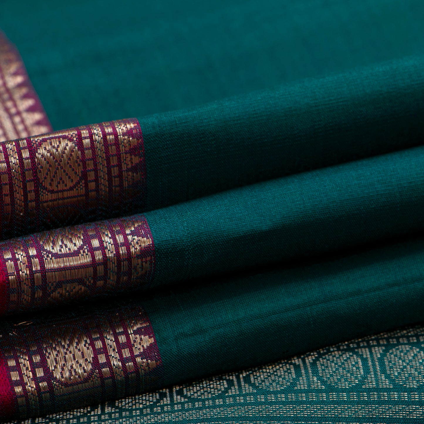 Mayilkazhuthu Green And Magenta Kanchipuram Silk Saree With Silver Zari For Party Wear PV RM 471