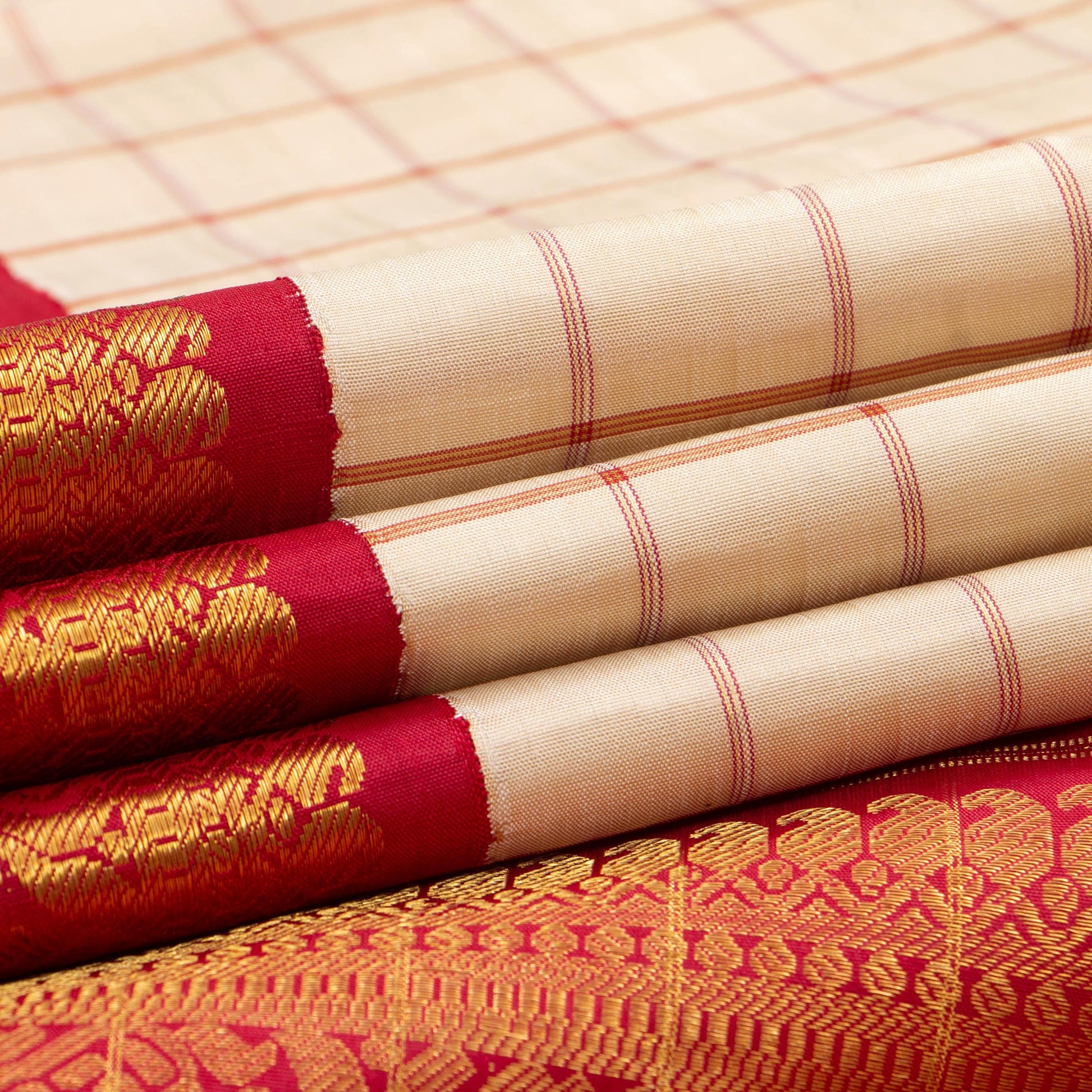 Off White And Red Kanchipuram Silk Saree With Small Border Handwoven Pure Silk For Wedding Wear PV NYC 1232 - Silk Sari - Panjavarnam PV NYC 1232