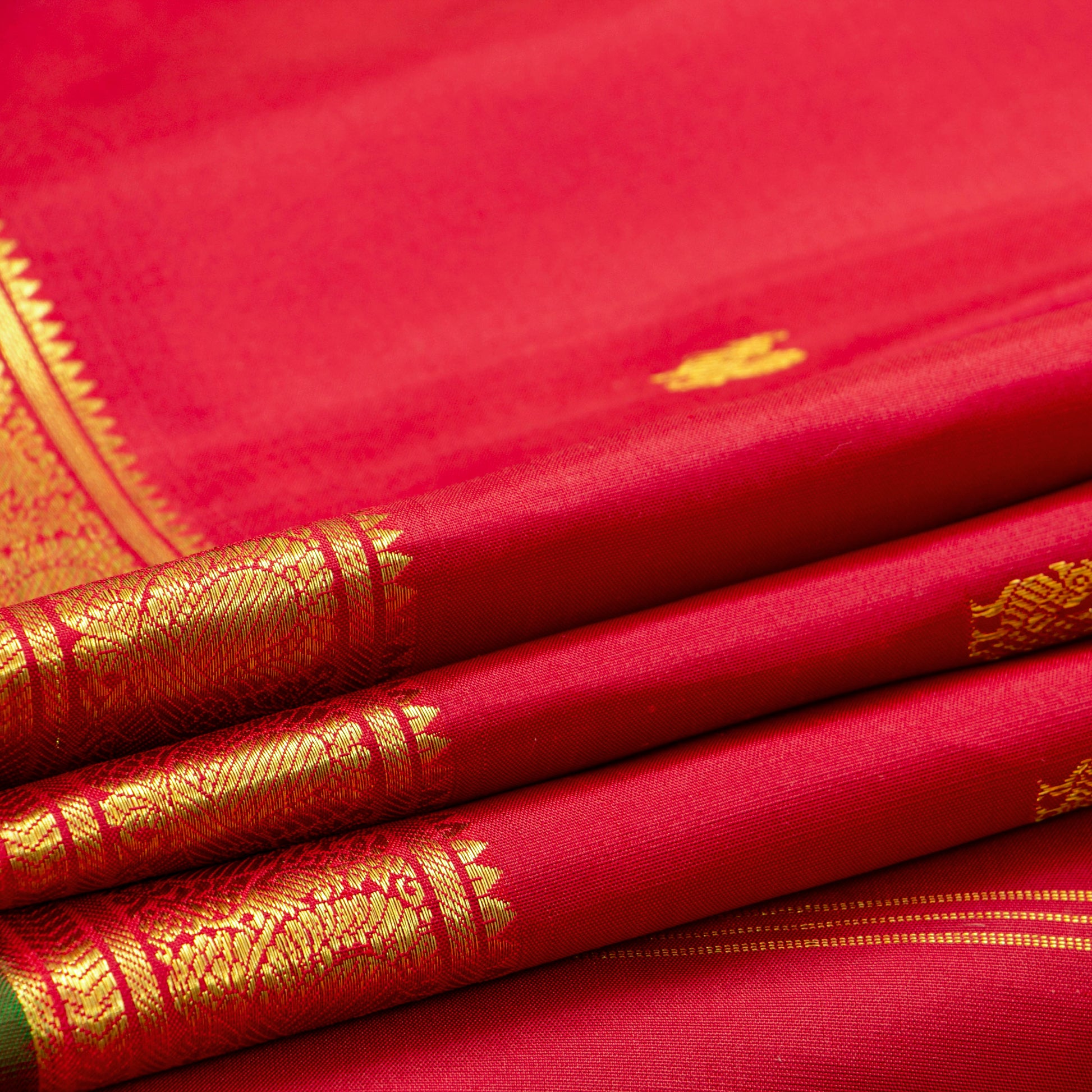 Red Kanchipuram Silk Saree With Contrast Blouse For Wedding Wear PV NYC 1440 - - Panjavarnam PV NYC 1440