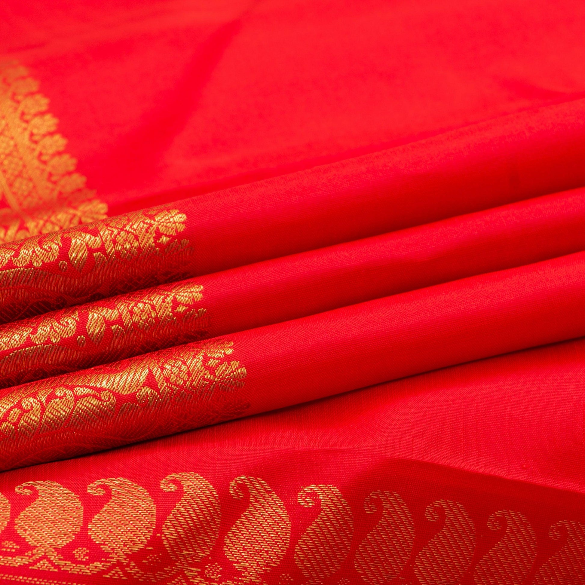 Red Kanchipuram Silk Saree With Medium Border Handwoven Pure Silk For Wedding Wear PV NYC 1187 - Silk Sari - Panjavarnam PV NYC 1187