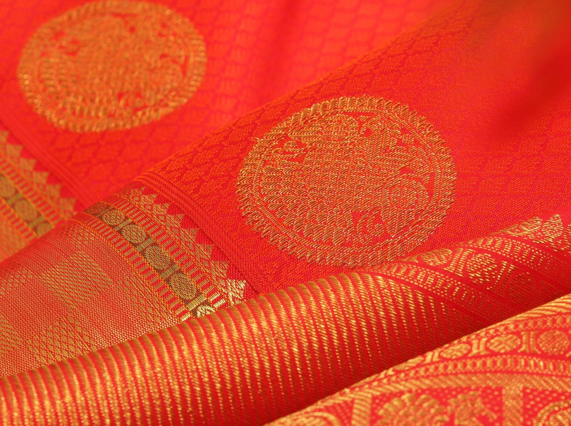 Red Handwoven Kanjivaram Pure Silk Saree Pure Silk Pure Zari For Wedding Wear PVG 4010 - Silk Sari - Panjavarnam PVG 4010